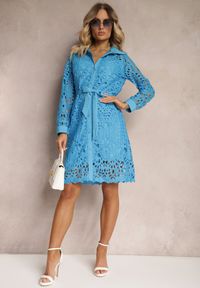 Renee - Niebieska Koszulowa Sukienka Mini z Ażurowej Koronki i Paskiem Norila. Kolor: niebieski. Materiał: koronka. Wzór: ażurowy, koronka. Typ sukienki: koszulowe. Styl: klasyczny. Długość: mini