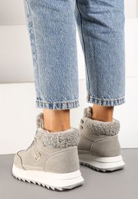 Born2be - Szare Sneakersy z Imitacji Zamszu Mocno Ocieplane Futrem Metarilea. Okazja: na co dzień. Zapięcie: sznurówki. Kolor: szary. Materiał: zamsz, futro. Sezon: zima, jesień #6
