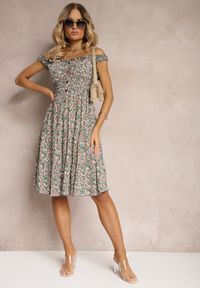 Renee - Zielono-Różowa Taliowana Sukienka Bawełniana o Rozkloszowanym Kroju z Gumką w Pasie Nelyssa. Okazja: na co dzień. Kolor: zielony. Materiał: bawełna. Styl: casual #3