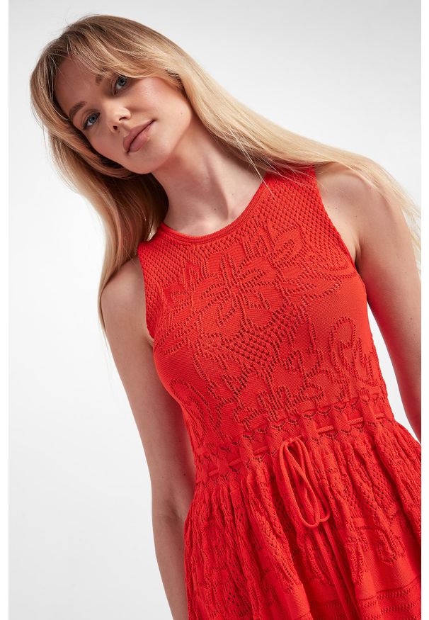 Twinset Milano - Sukienka dzianinowa TWINSET. Materiał: dzianina. Długość rękawa: bez rękawów. Wzór: ażurowy, kwiaty. Typ sukienki: rozkloszowane. Długość: mini
