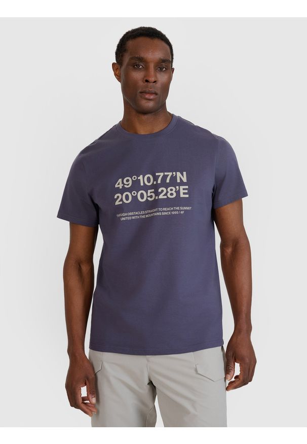 4f - 4F T-shirt regular z nadrukiem męski - szary M. Okazja: na co dzień. Kolor: szary. Materiał: dzianina, jersey, bawełna. Długość rękawa: krótki rękaw. Długość: krótkie. Wzór: nadruk. Styl: casual, klasyczny, sportowy