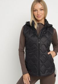 Born2be - Czarna Kamizelka z Odpinanym Kapturem Ozdobiona Pikowaniem Cirisse. Okazja: na co dzień, na spacer. Kolor: czarny. Materiał: jeans. Wzór: aplikacja. Styl: klasyczny, casual, elegancki #4