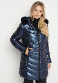 Born2be - Granatowa Pikowana Kurtka z Kapturem z Futerkiem Zorria. Typ kołnierza: kaptur. Kolekcja: plus size. Kolor: niebieski. Materiał: futro. Wzór: aplikacja #5