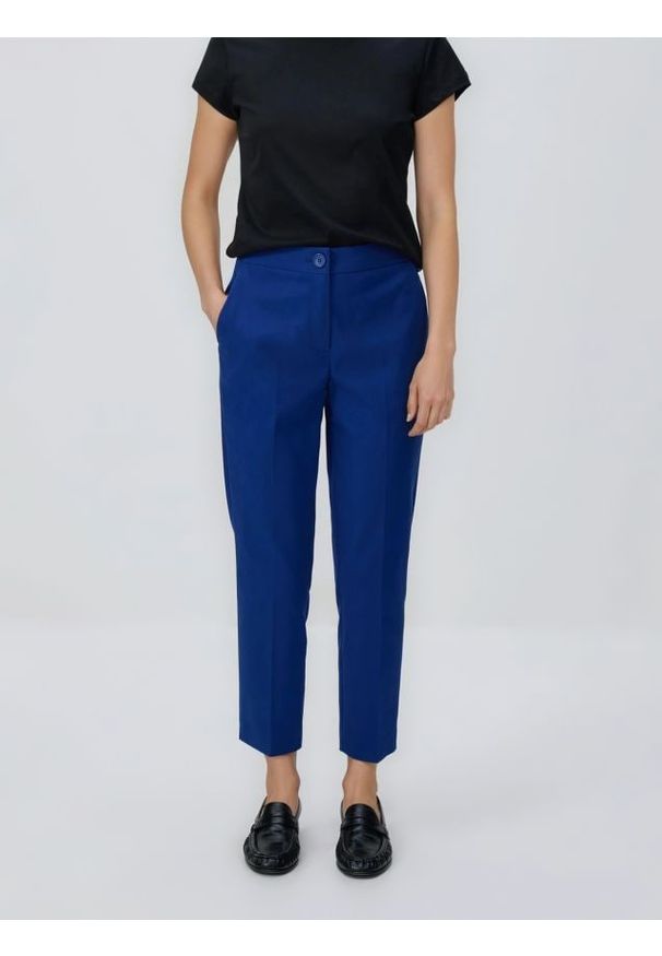 Reserved - Spodnie w kant z bawełną - niebieski. Kolor: niebieski. Materiał: bawełna