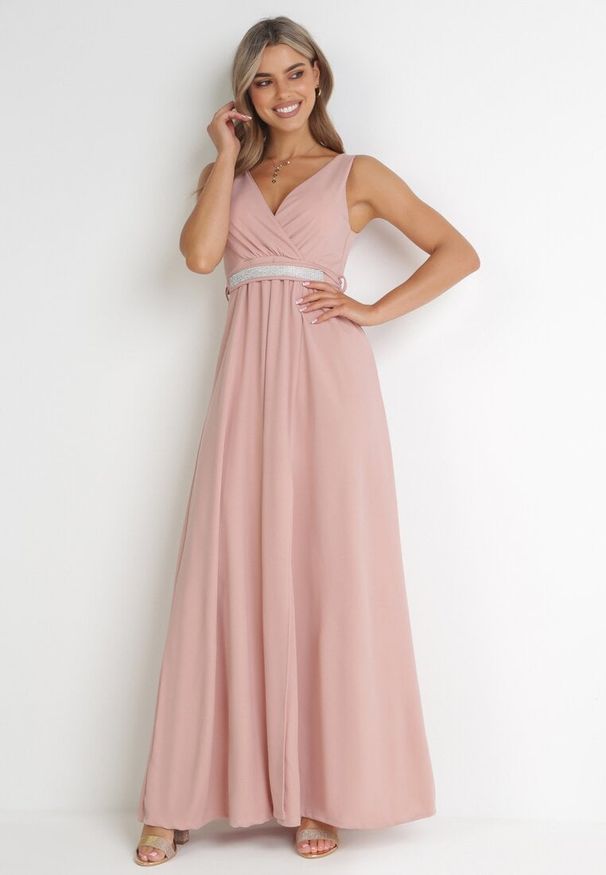 Born2be - Różowa Sukienka Rozkloszowana Maxi z Paskiem w Cyrkonie i Wycięciem Neorise. Kolor: różowy. Materiał: materiał. Wzór: aplikacja. Długość: maxi