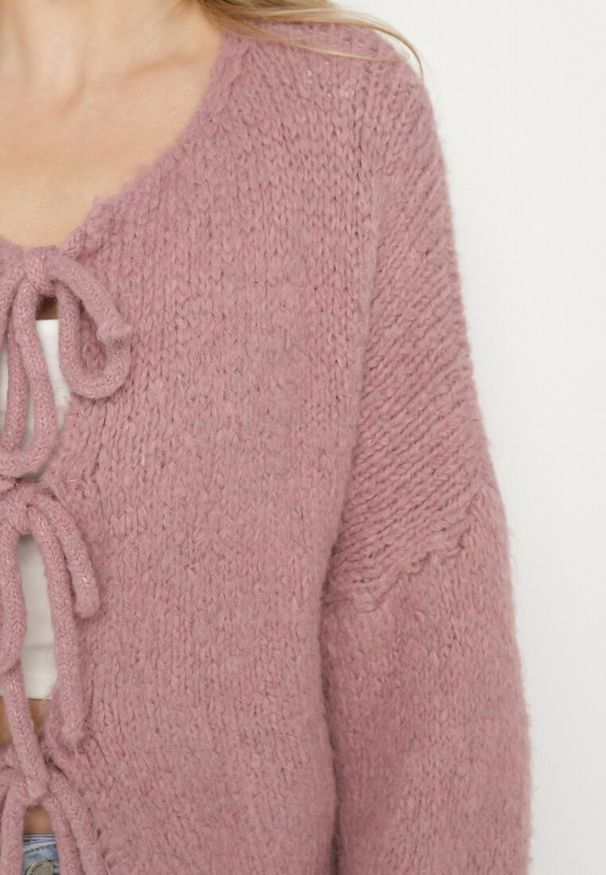 Born2be - Różowy Kardigan Oversize z Wełną Zdobiony Kokardkami Eleathalie. Okazja: na co dzień. Typ kołnierza: kokarda. Kolor: różowy. Materiał: wełna. Wzór: aplikacja. Styl: casual, elegancki