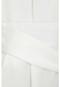 Hugo - HUGO kombinezon kolor biały z dekoltem w szpic. Okazja: na co dzień. Kolor: biały. Materiał: tkanina, poliester. Długość rękawa: krótki rękaw. Długość: krótkie. Styl: casual #4