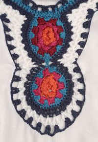 Born2be - Biała Boho Bluzka Narzutka z Rękawem 3/4 Dimette. Okazja: na co dzień. Typ kołnierza: dekolt w kształcie V. Kolor: biały. Materiał: jeans. Wzór: kolorowy, aplikacja, haft. Styl: boho #5