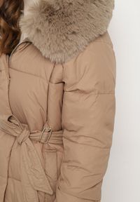 Born2be - Beżowa Pikowana Kurtka z Kapturem i Odpinanym Futrem z Paskiem w Tali Siamirae. Okazja: na co dzień. Typ kołnierza: kaptur. Kolor: beżowy. Materiał: futro. Styl: casual, elegancki #4