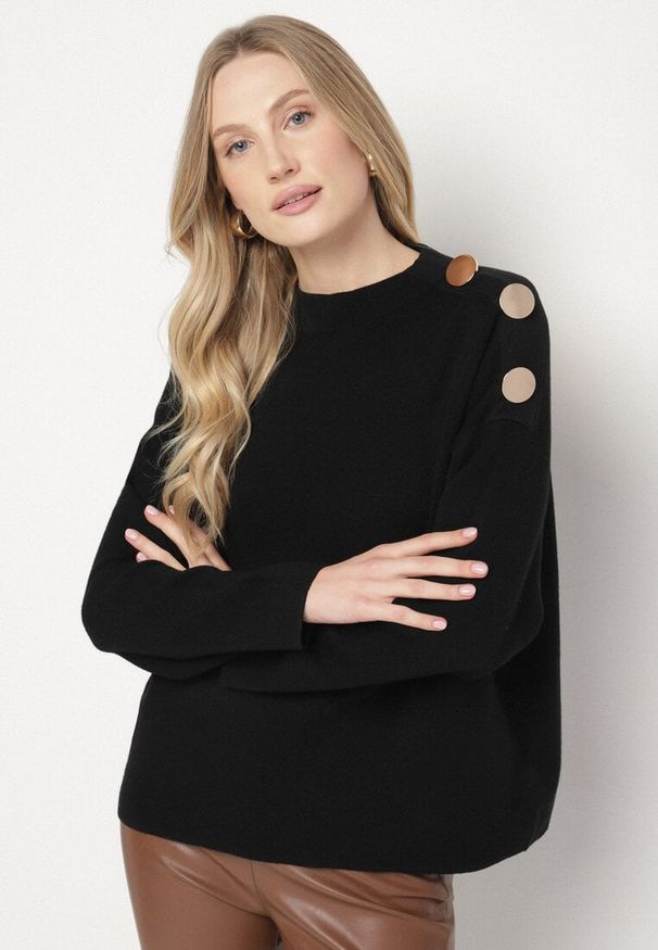 Born2be - Czarny Sweter Ozdobiony Metalicznymi Guzikami Amentia. Typ kołnierza: golf. Kolor: czarny. Materiał: jeans. Wzór: aplikacja. Styl: klasyczny