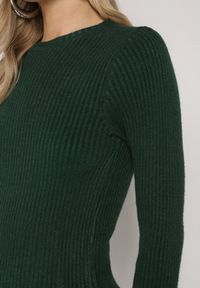 Born2be - Ciemnozielona Dopasowana Sukienka z Prążkowanej Dzianiny z Bawełną Tesmera. Okazja: na spotkanie biznesowe, do pracy, na co dzień. Kolor: zielony. Materiał: dzianina, prążkowany, bawełna. Styl: casual, biznesowy #3