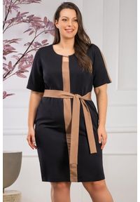 KARKO - Sukienka biznesowa wysmuklająca z paskiem ozdobny dekolt ALANA czarna PROMOCJA. Okazja: na spotkanie biznesowe. Kolekcja: plus size. Kolor: czarny. Materiał: tkanina, elastan, poliester, wiskoza. Długość rękawa: krótki rękaw. Sezon: lato. Typ sukienki: dla puszystych, proste. Styl: biznesowy. Długość: midi