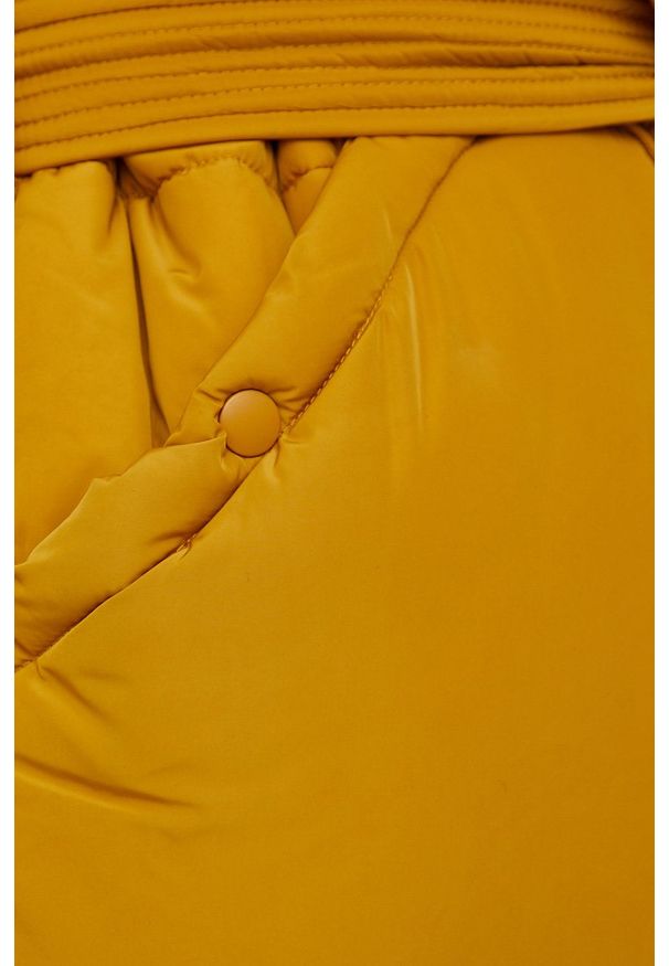 Vero Moda Kurtka kolor żółty zimowa oversize. Typ kołnierza: kaptur. Kolor: żółty. Materiał: poliester. Sezon: zima