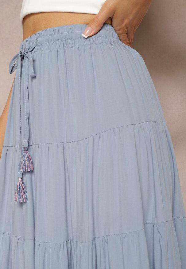 Renee - Niebieska Wiskozowa Spódnica High Waist o Rozkloszowanym Kroju z Wiązaniem i Gumką w Talii Leceviana. Okazja: na spacer. Stan: podwyższony. Kolor: niebieski. Materiał: wiskoza. Wzór: aplikacja. Sezon: lato, wiosna. Styl: elegancki