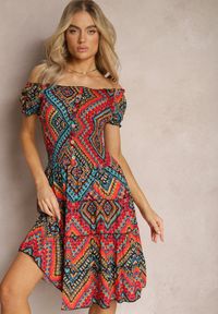 Renee - Czerwona Elastyczna Sukienka Boho z Hiszpańskim Dekoltem z Bawełny Solphina. Typ kołnierza: dekolt hiszpanka. Kolor: czerwony. Materiał: bawełna. Wzór: aplikacja. Styl: boho