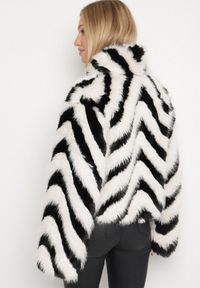 Born2be - Czarno-Biała Kurtka Typu Futerko w Paski Alinsse. Okazja: na studniówkę. Kolor: czarny. Materiał: futro. Wzór: paski #3