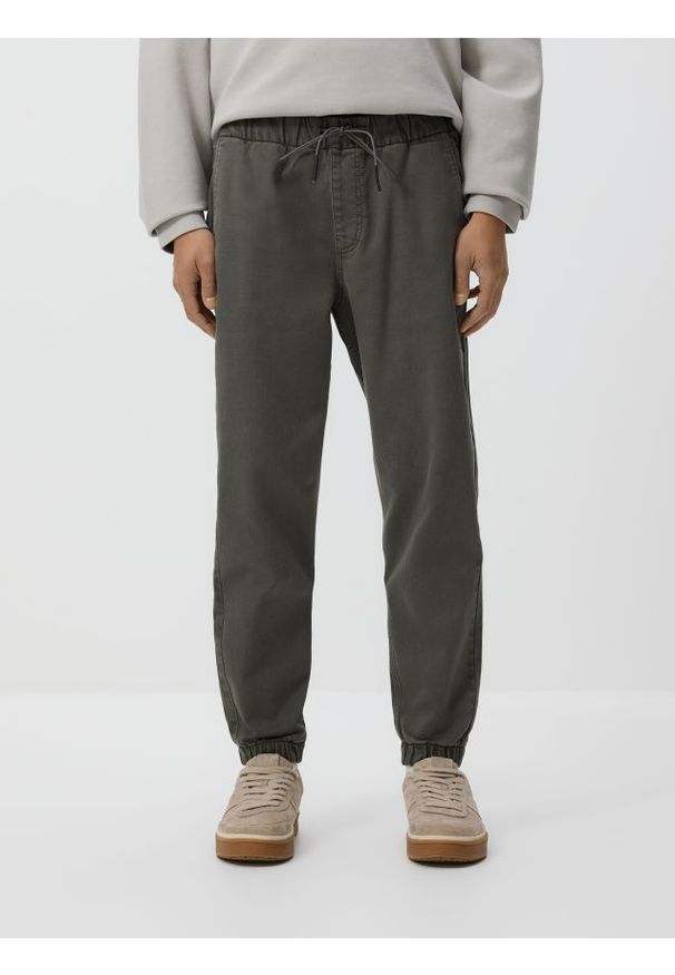 Reserved - Jeansy jogger fit - zielony. Kolor: zielony