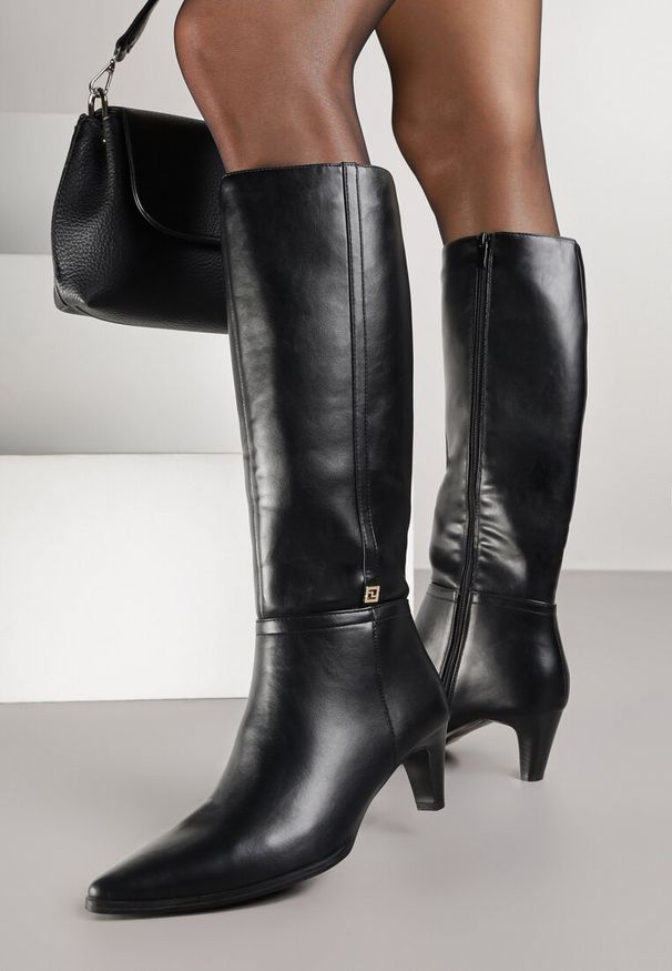 Born2be - Czarne Kozaki na Stożku z Geometryczną Aplikacją Nallaria. Okazja: na co dzień. Kolor: czarny. Wzór: aplikacja, geometria. Obcas: na stożku. Styl: klasyczny, casual, elegancki. Wysokość obcasa: średni