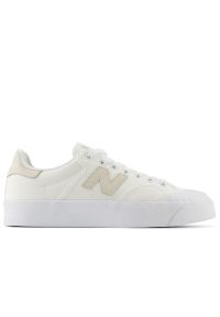 Buty unisex New Balance BB100CGN - białe. Kolor: biały. Materiał: materiał, syntetyk, dresówka, guma. Szerokość cholewki: normalna. Wzór: nadruk. Obcas: na platformie