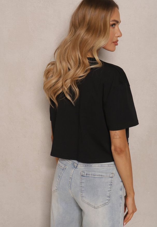 Renee - Czarny T-shirt z Bawełny o Krótkim Kroju Ozdobiony Napisem Sannovia. Okazja: na co dzień. Kolor: czarny. Materiał: bawełna. Długość: krótkie. Wzór: napisy, aplikacja. Styl: klasyczny, casual