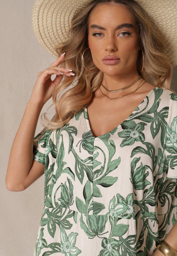 Renee - Zielona Sukienka Wiskozowa o Pudełkowym Kroju w Kwiatowy Print Ranisla. Okazja: na spacer, na imprezę, na co dzień. Typ kołnierza: dekolt w kształcie V. Kolor: zielony. Materiał: wiskoza. Długość rękawa: krótki rękaw. Wzór: kwiaty, nadruk. Styl: elegancki, casual