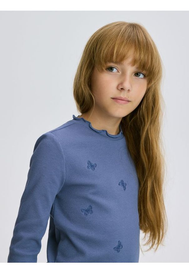 Reserved - Prążkowana koszulka z haftem - granatowy. Kolor: niebieski. Materiał: prążkowany. Wzór: haft