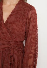 Born2be - Czerwona Siateczkowa Sukienka o Rozkloszowanym Kroju Zdobiona Tłoczeniem Zenesava. Okazja: na co dzień. Typ kołnierza: dekolt w serek. Kolor: czerwony. Materiał: poliester. Wzór: aplikacja. Sezon: lato. Typ sukienki: rozkloszowane. Styl: elegancki, casual, klasyczny #2