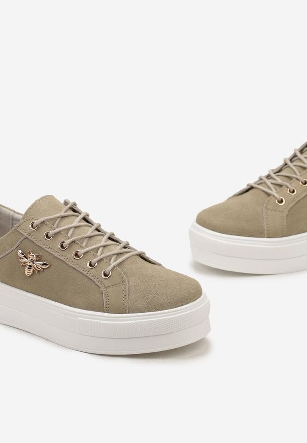 Renee - Beżowe Skórzane Sneakersy na Grubej Podeszwie z Przeszyciami i Broszką Nirnile. Kolor: beżowy. Materiał: skóra