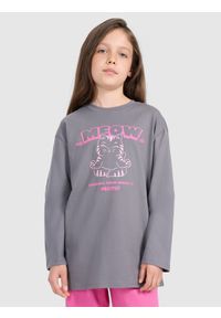4f - 4F Longsleeve oversize z nadrukiem dziewczęcy - szary 146 (10-11 lat). Kolor: szary. Materiał: jersey, materiał, bawełna. Długość rękawa: długi rękaw. Długość: długie. Wzór: nadruk. Sezon: lato. Styl: klasyczny, elegancki #1