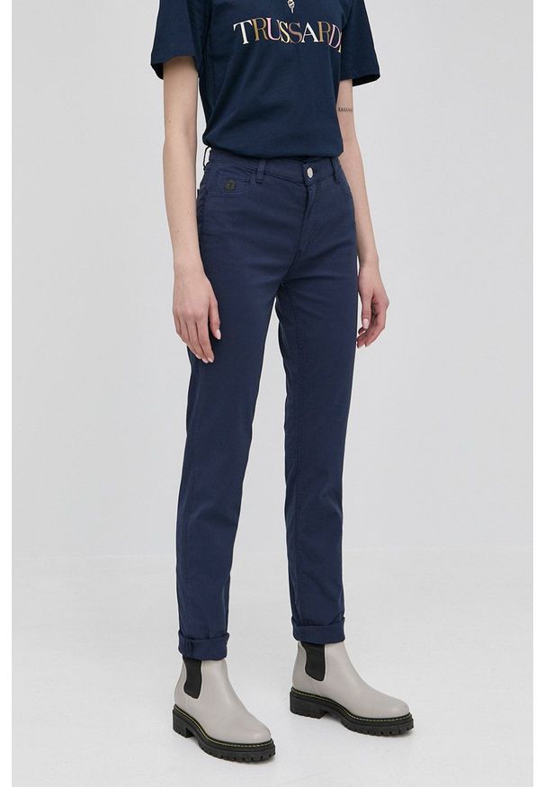 Trussardi Jeans - Trussardi Spodnie damskie kolor granatowy dopasowane medium waist. Kolor: niebieski. Materiał: tkanina