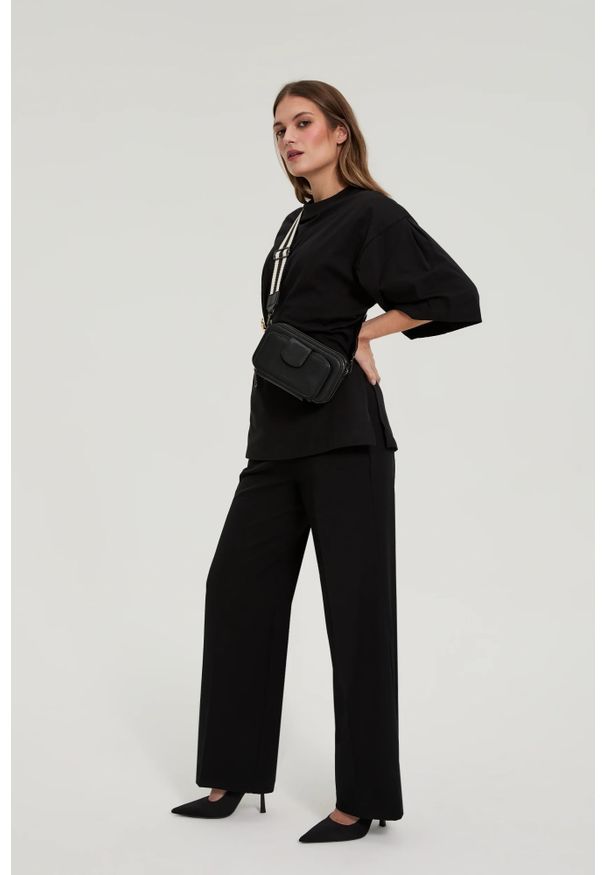 MOODO - Torebka na szerokim pasku czarna. Kolor: czarny