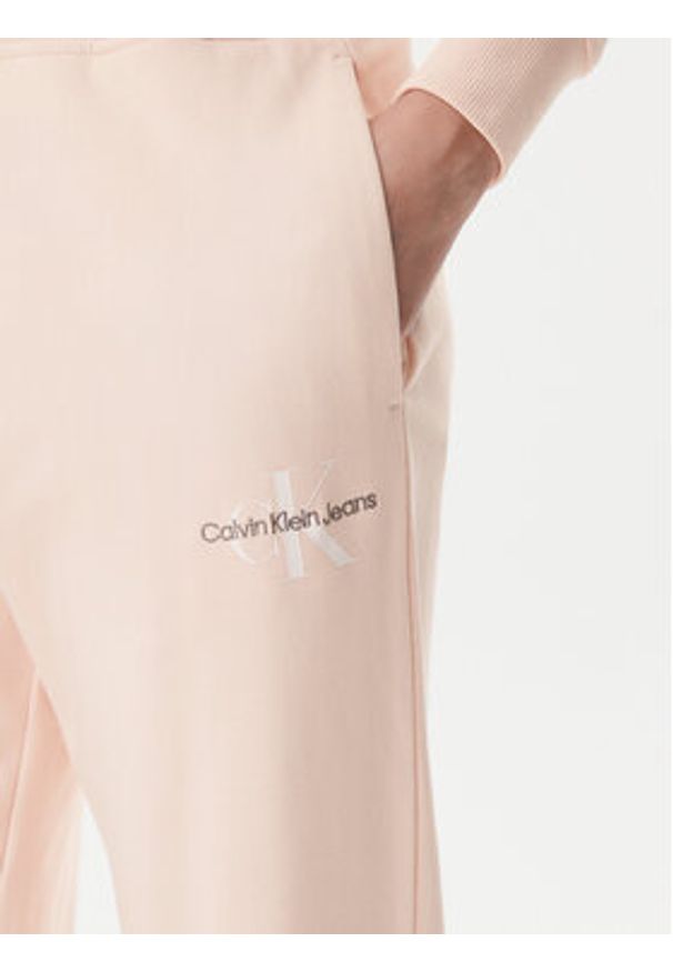 Calvin Klein Jeans Spodnie dresowe Monologo J20J225354 Różowy Slim Fit. Kolor: różowy. Materiał: bawełna