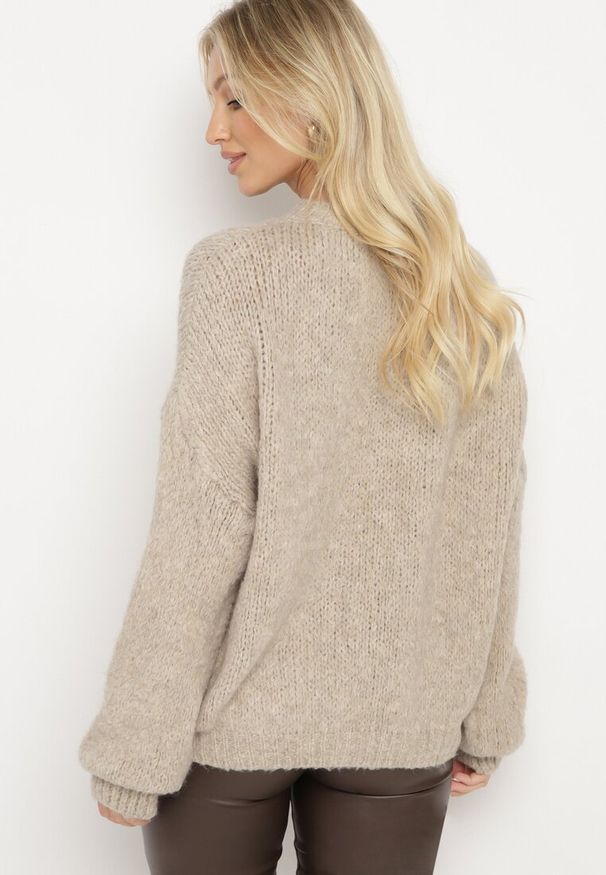 Born2be - Beżowy Sweter o Klasycznym Prostym Kroju z Domieszką Wełny i Wiskozy Sezisya. Okazja: na co dzień. Kolor: beżowy. Materiał: wełna, wiskoza. Długość rękawa: długi rękaw. Długość: długie. Wzór: aplikacja. Sezon: zima, jesień. Styl: klasyczny