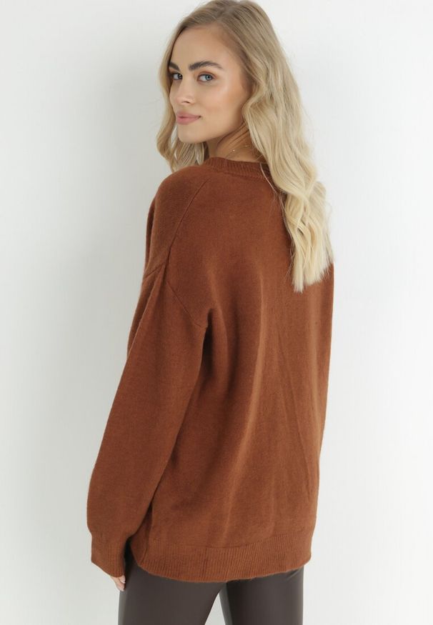 Born2be - Brązowy Sweter z Wiskozy Oversize Yorate. Okazja: na co dzień. Typ kołnierza: dekolt w serek. Kolor: brązowy. Materiał: wiskoza. Długość rękawa: długi rękaw. Długość: długie. Styl: wizytowy, elegancki, casual