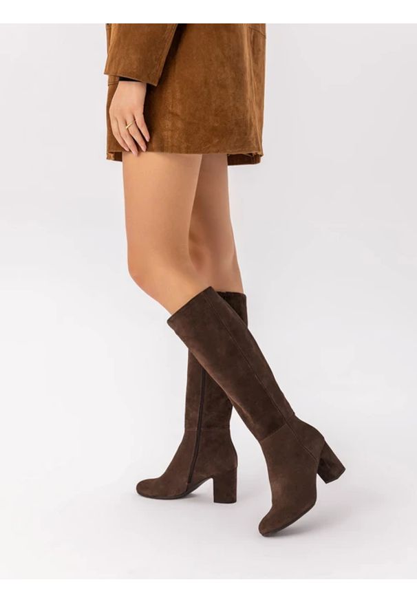 Ryłko - Ciemnobrązowe kozaki na słupku. Nosek buta: okrągły. Zapięcie: zamek. Kolor: brązowy. Szerokość cholewki: normalna. Materiał: welur, skóra. Sezon: lato. Obcas: na słupku. Styl: elegancki, klasyczny. Wysokość obcasa: średni