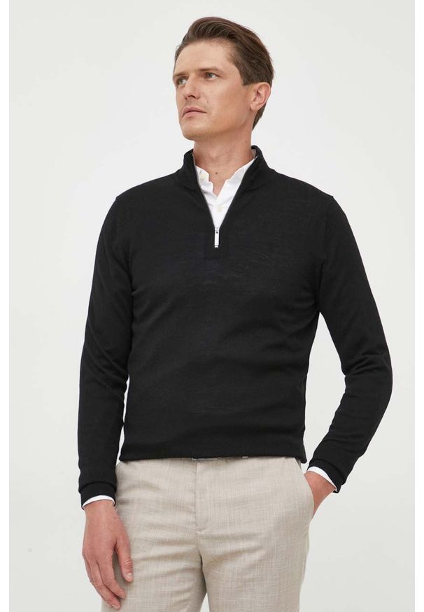 Calvin Klein sweter wełniany męski kolor czarny lekki z golferm. Typ kołnierza: golf. Kolor: czarny. Materiał: wełna. Długość rękawa: długi rękaw. Długość: krótkie