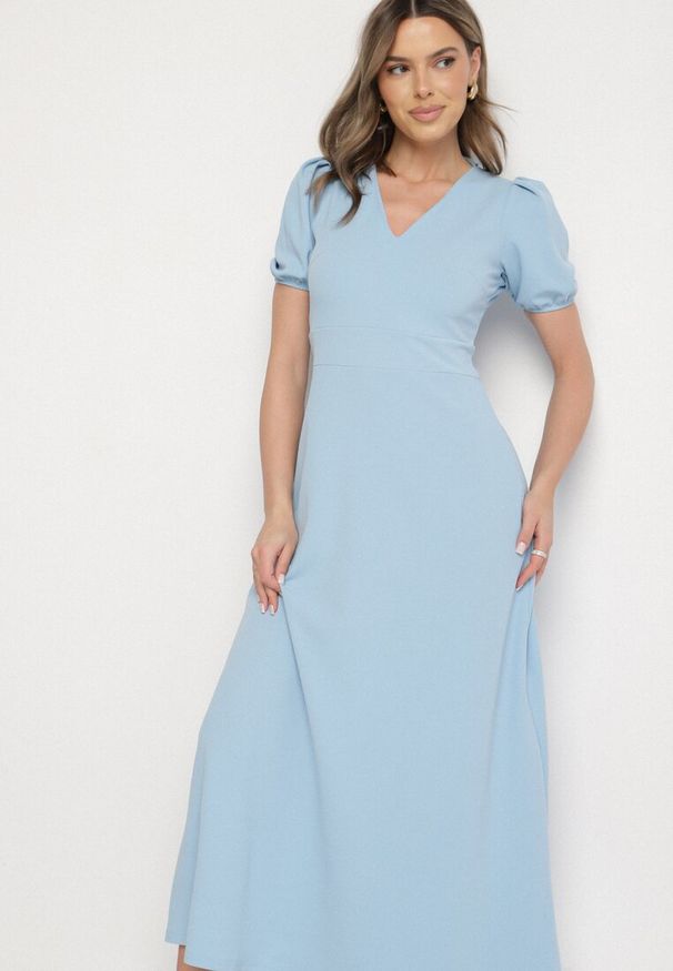 Born2be - Niebieska Sukienka Rozkloszowana z Trójkątnym Dekoltem Efralinae. Okazja: na imprezę, na spacer. Kolor: niebieski. Sezon: lato. Typ sukienki: rozkloszowane. Styl: elegancki, klasyczny