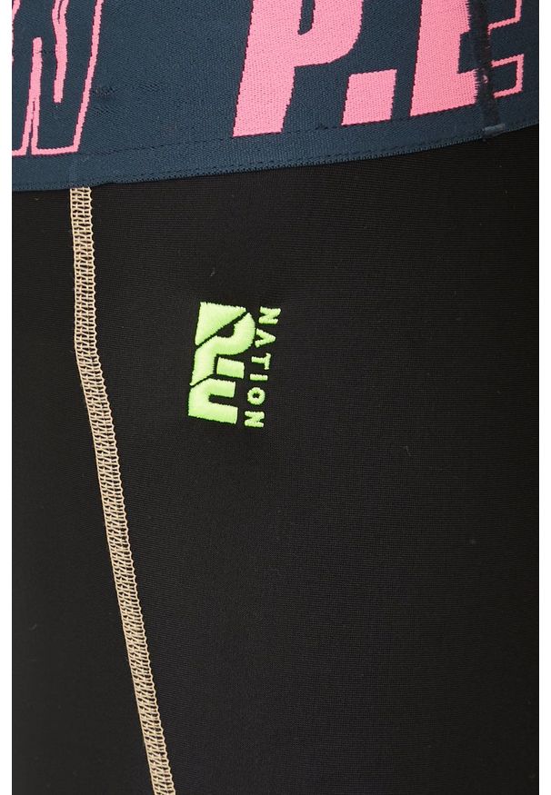 P.E Nation legginsy treningowe In Play damskie kolor czarny z nadrukiem. Kolor: czarny. Materiał: włókno, skóra, dzianina, materiał. Wzór: nadruk