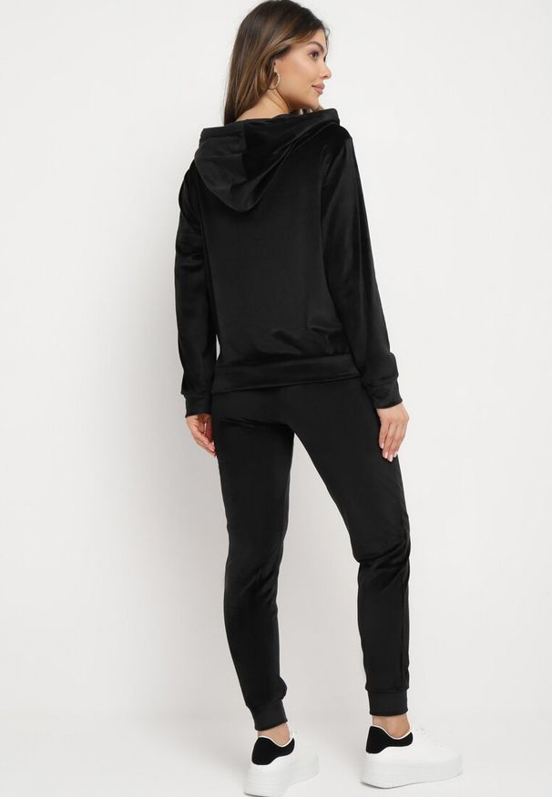 Born2be - Czarny 2-Częściowy Welurowy Komplet Dresowy ze Spodniami i Bluzą z Kapturem Bondia. Kolekcja: plus size. Kolor: czarny. Materiał: welur, dresówka