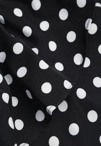 Renee - Czarna Krótka Spódnica z Falbankami i Printem w Kropki Xalisa. Kolor: czarny. Długość: krótkie. Wzór: kropki, nadruk. Sezon: lato #5