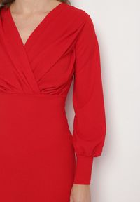 Born2be - Czerwona Dopasowana Sukienka Koktajlowa z Kopertowym Dekoltem Redalia. Okazja: na imprezę. Typ kołnierza: dekolt kopertowy. Kolor: czerwony. Typ sukienki: kopertowe. Styl: wizytowy #7