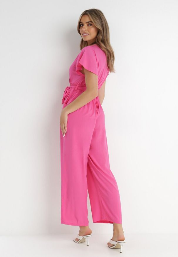 Born2be - Fuksjowy Kombinezon z Wiskozy Cephinous. Okazja: na co dzień. Kolor: różowy. Materiał: wiskoza. Długość rękawa: krótki rękaw. Długość: krótkie. Wzór: jednolity. Sezon: lato. Styl: casual