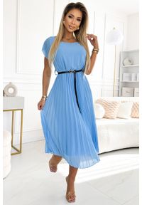 Numoco - Błękitna Sukienka Plisowana z Czarnym Paskiem. Kolor: niebieski, wielokolorowy, czarny. Materiał: poliester
