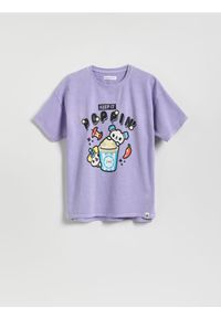 Reserved - T-shirt z nadrukiem Toca Boca - lawendowy. Kolor: fioletowy. Materiał: bawełna. Wzór: nadruk #1