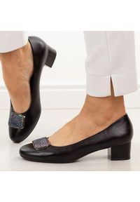 Czarne czółenka damskie na obcasie M.Daszyński Sa210-8. Nosek buta: okrągły. Kolor: czarny. Materiał: skóra. Szerokość cholewki: normalna. Sezon: wiosna, jesień, lato. Obcas: na obcasie. Styl: elegancki, klasyczny. Wysokość obcasa: średni #1