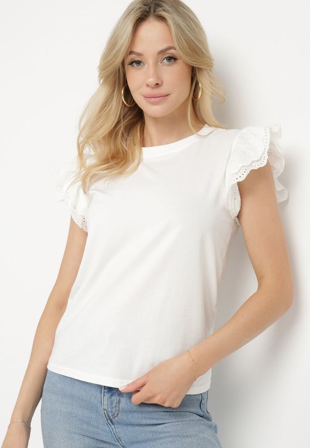 Born2be - Biały Top z Bawełny Ozdobiony Ażurowymi Rękawami Nalathiel. Okazja: na co dzień. Kolor: biały. Materiał: bawełna. Wzór: ażurowy, aplikacja. Styl: casual, elegancki, klasyczny