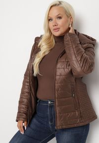 Born2be - Brązowa Pikowana Kurtka z Opinanym Kapturem i Wstawkami z Gumek Terilinde. Okazja: na spacer. Kolekcja: plus size. Kolor: brązowy. Materiał: jeans #7
