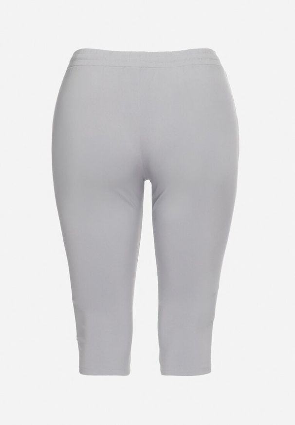 Born2be - Jasnoszare Spodnie 3/4 z Gumką w Pasie i Troczkiem Ozdobione Cyrkoniami Nazairia. Okazja: na co dzień. Kolor: szary. Wzór: aplikacja. Styl: casual