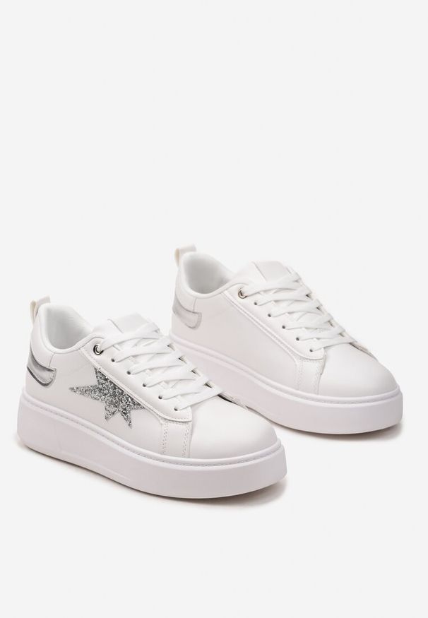 Renee - Białe Sznurowane Sneakersy na Niskiej Platformie z Brokatowymi Wstawkami Cominia. Okazja: na co dzień. Wysokość cholewki: przed kostkę. Kolor: biały. Szerokość cholewki: normalna. Wzór: aplikacja. Obcas: na platformie