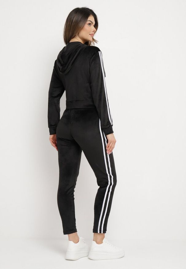 Born2be - Czarny Welurowy Komplet Dresowy 2-Częściowy z Lampasami Bluza i Spodnie Atiriv. Kolor: czarny. Materiał: dresówka, welur
